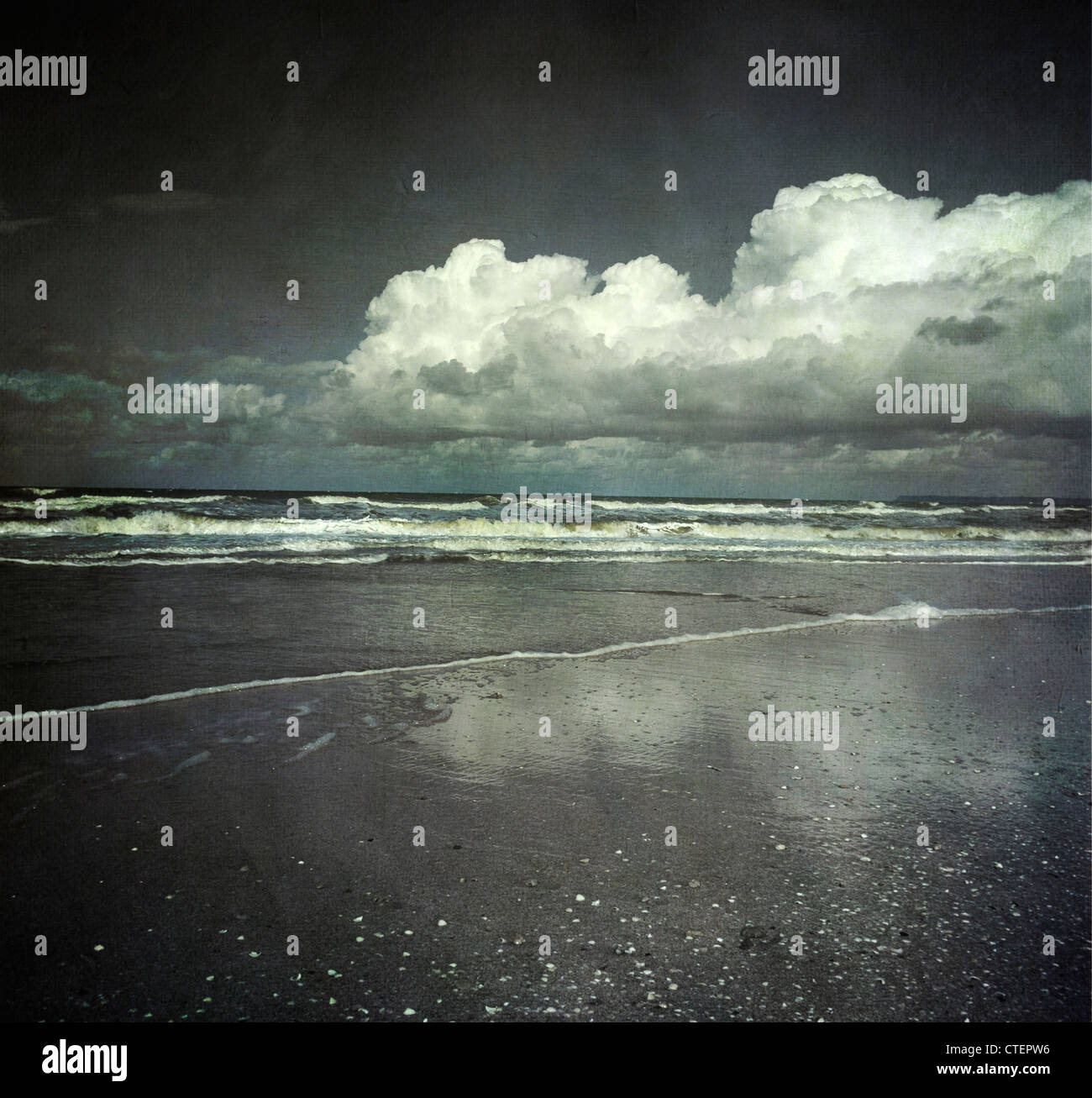 Nubi su una spiaggia in Normandia, Francia Foto Stock