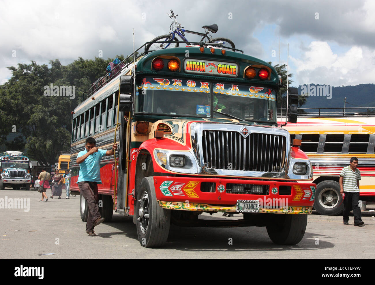 Decorate luminosamente autobus locali (pollo autobus) alla stazione degli autobus in Antigua Guatemala America Centrale Foto Stock