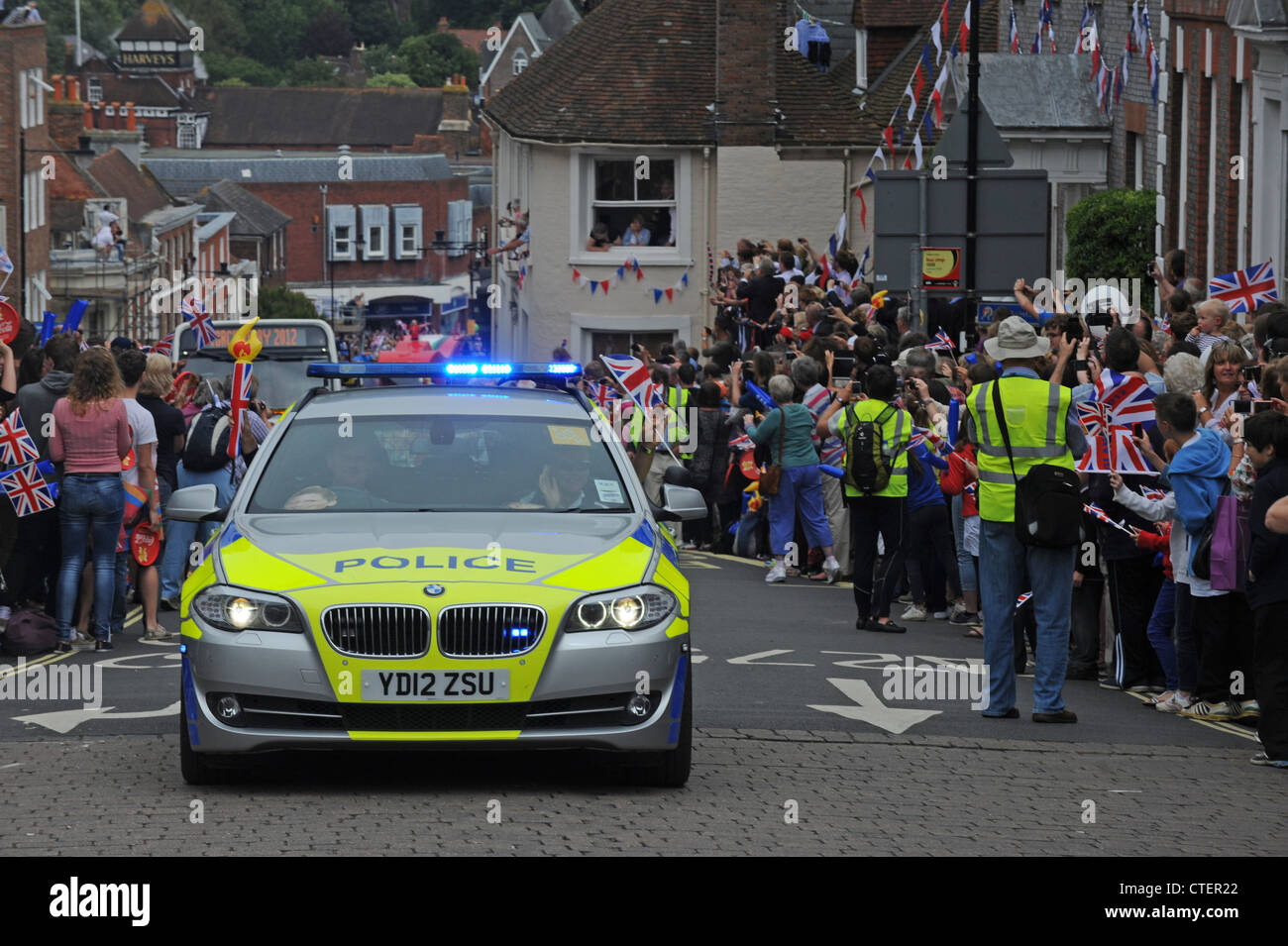 Auto della Polizia con luce blu lampeggiante a la torcia olimpica evento in Lewes 17 Luglio 2012 Foto Stock
