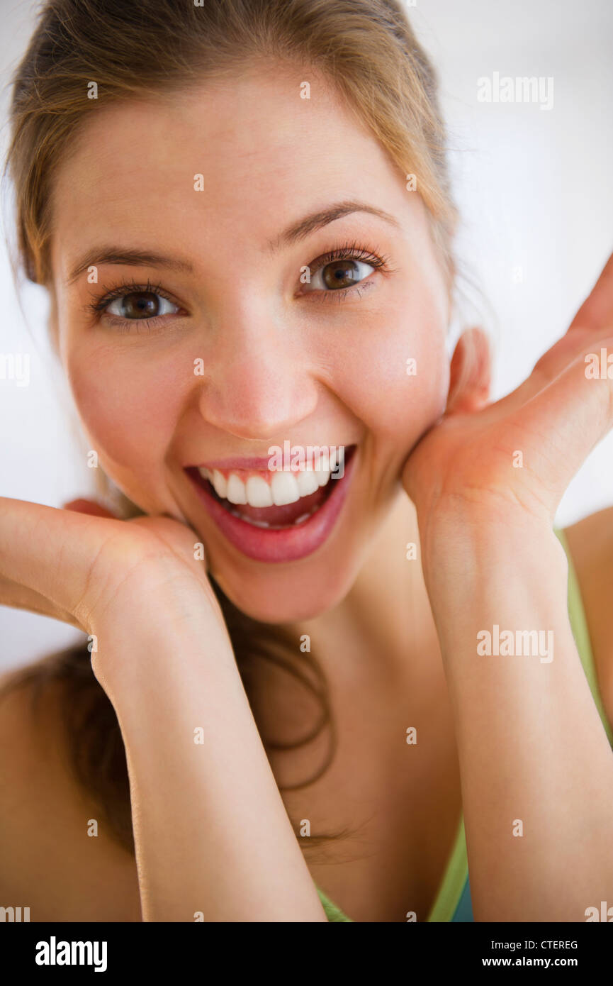 Stati Uniti d'America, New Jersey, Jersey City, ritratto di donna sorridente Foto Stock
