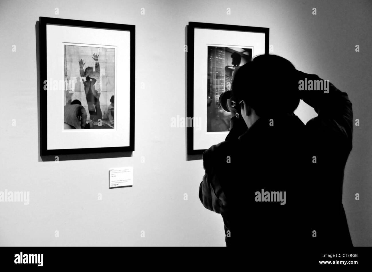 Uomo cinese di scattare una foto di una fotografia al Marc Riboud retrospettiva Esposizione fotografica - Shanghai Art Museum Foto Stock