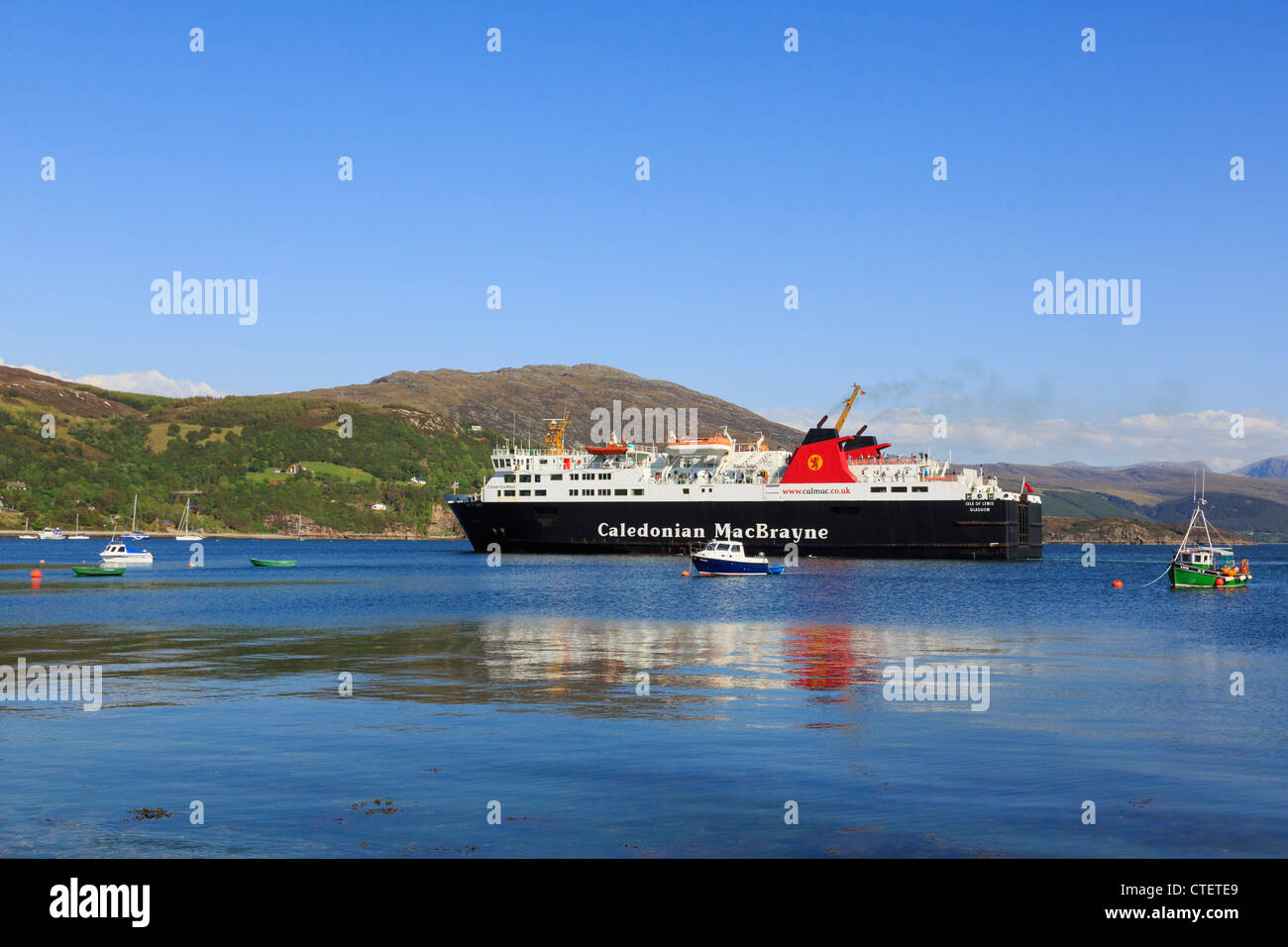 Caledonian MacBrayne traghetto da Stornoway sull isola di Lewis, vela su Loch Ginestra a Scottish costa nord-occidentale a Ullapool Regno Unito Scozia Foto Stock