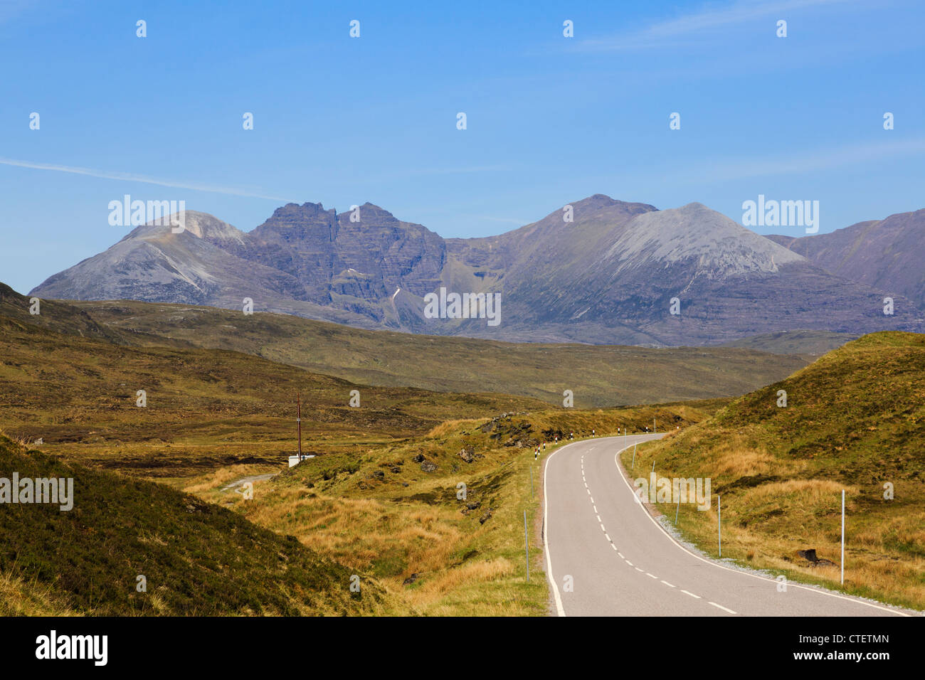 Un paese vuoto Road in direzione di un Teallach massiccio montuoso della Northwest Highlands. Ross and Cromarty, Highland, Scotland, Regno Unito Foto Stock