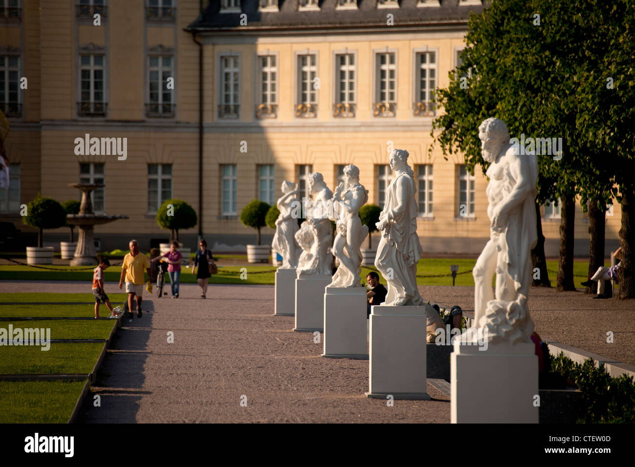 Le statue davanti al Palazzo di Karlsruhe, Baden-Württemberg, Germania Foto Stock