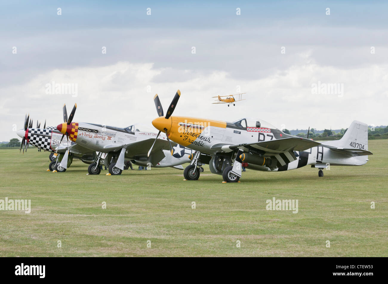 P-51 Mustangs al Flying Legends 2011 Airshow, Imperial War Museum Duxford Foto Stock