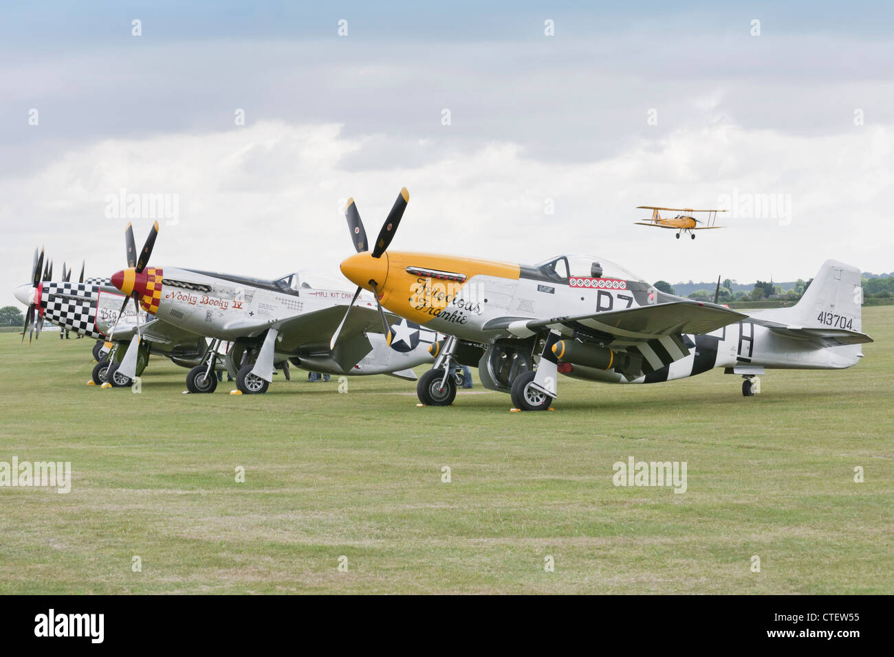 P-51 Mustangs al Flying Legends 2011 Airshow, Imperial War Museum Duxford Foto Stock