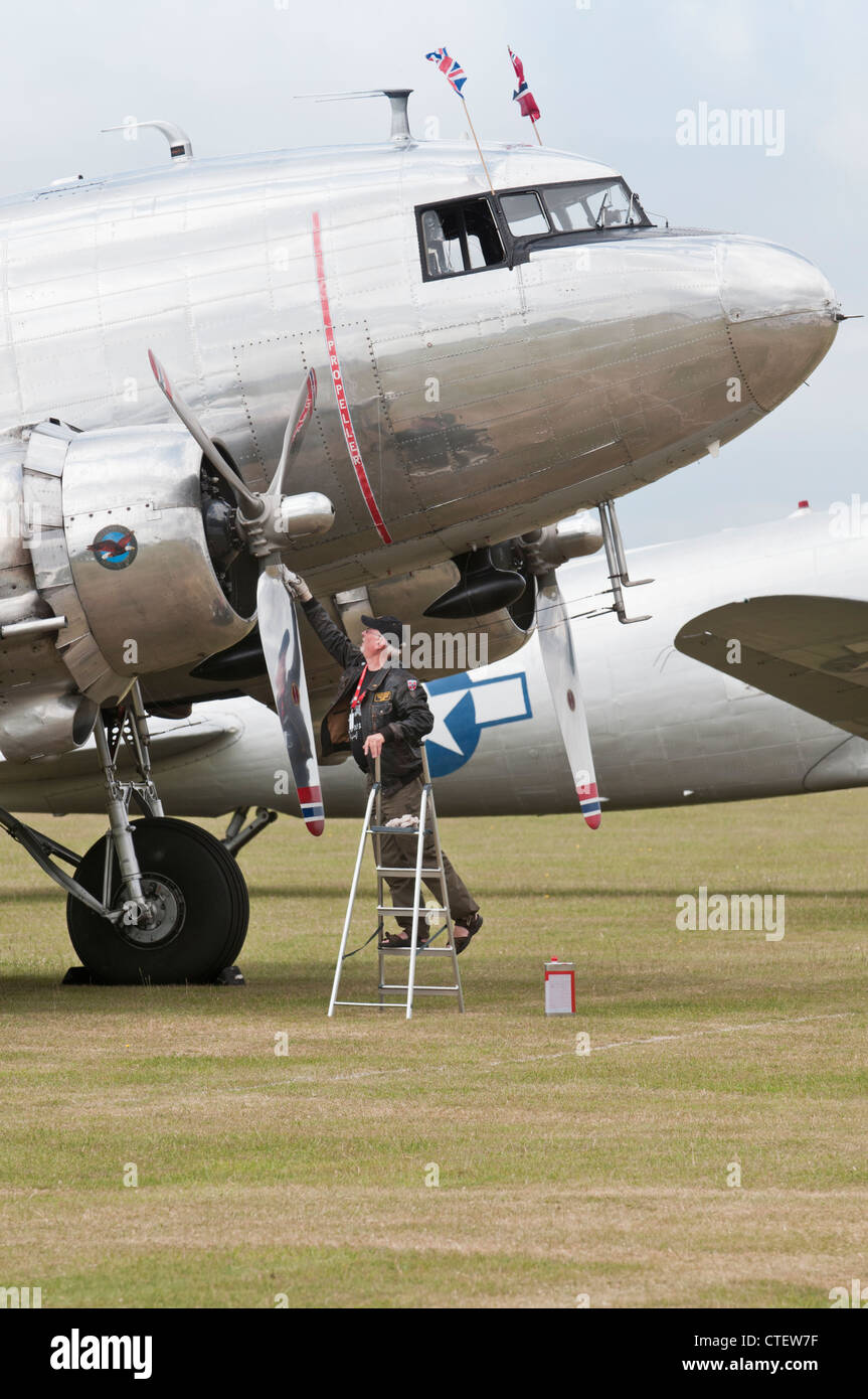 Douglas DC-3 Dakota al Flying Legends 2011 Airshow, Imperial War Museum Duxford Foto Stock