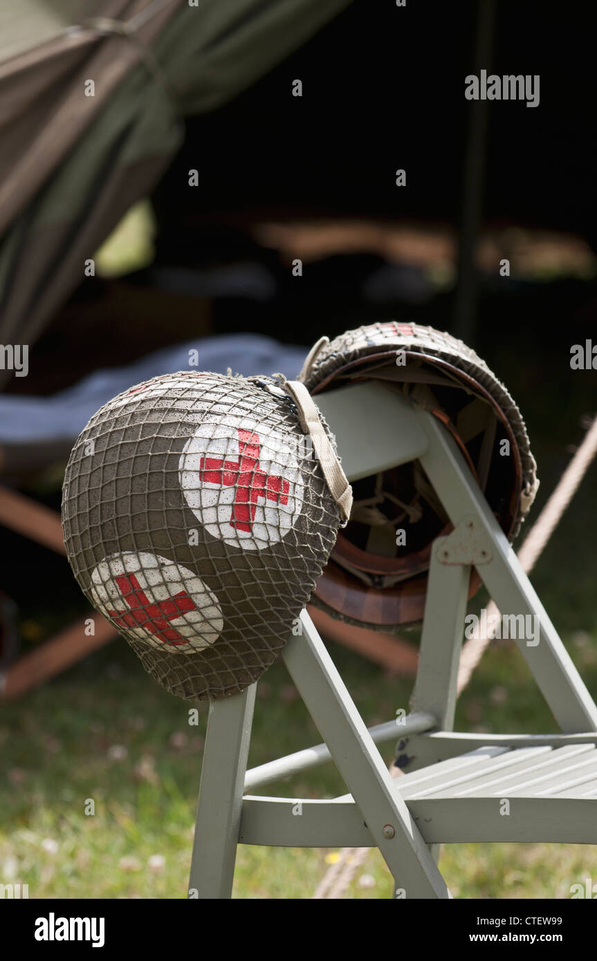 US Army Medical Corps casco al di fuori di un periodo tenda al Flying Legends 2011 Airshow, Imperial War Museum Duxford Foto Stock