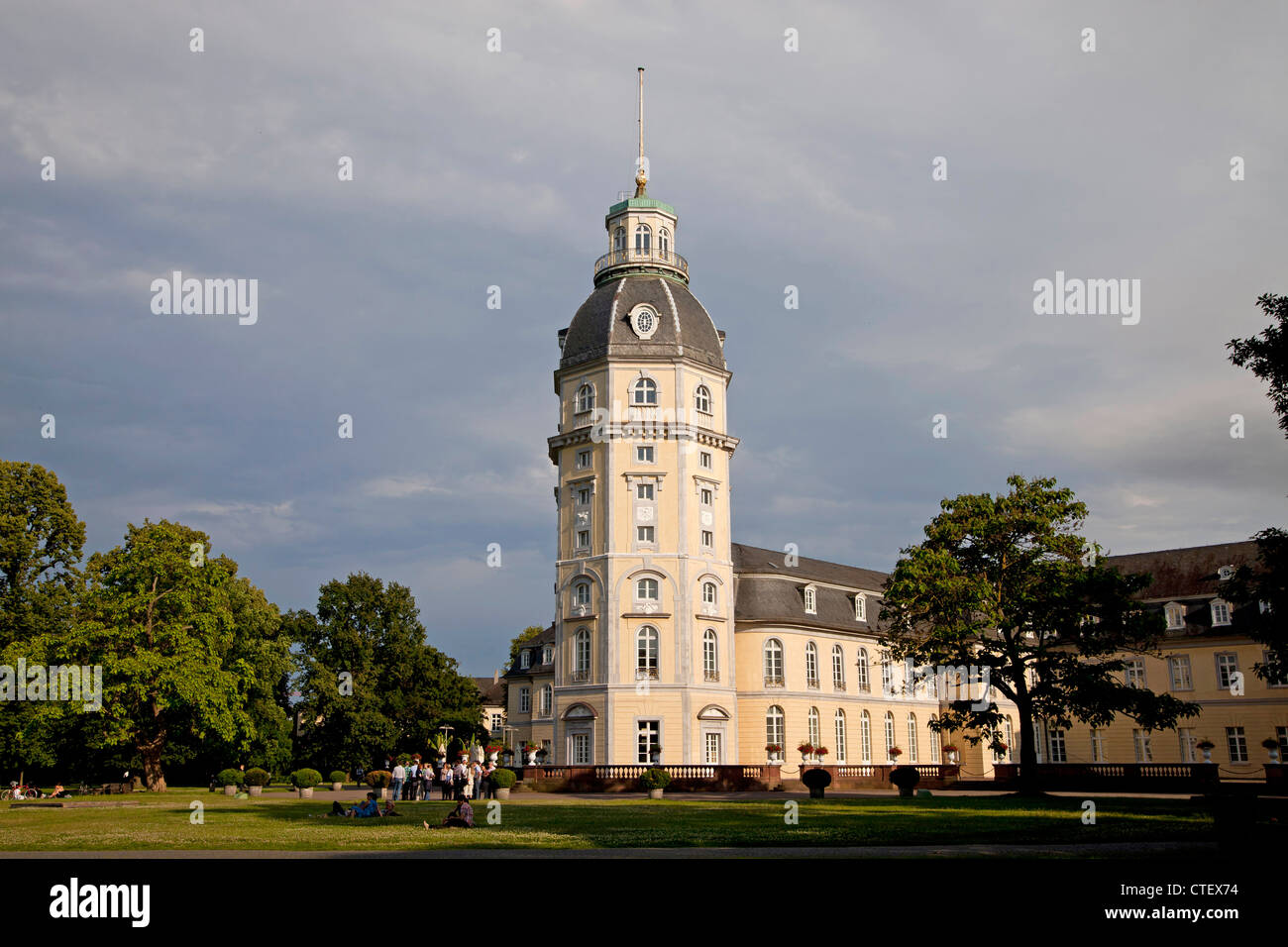 Palazzo di Karlsruhe e giardini a Karlsruhe, Baden-Württemberg, Germania Foto Stock