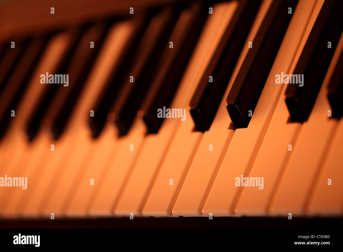 Una tastiera fotografata attraverso un filtro di colore arancione Foto Stock