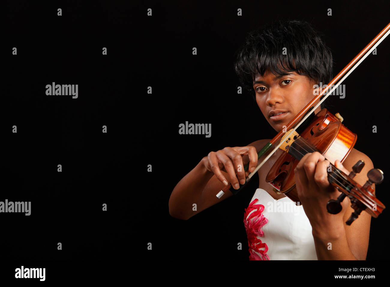 Giovane donna di colore a suonare il violino Foto Stock