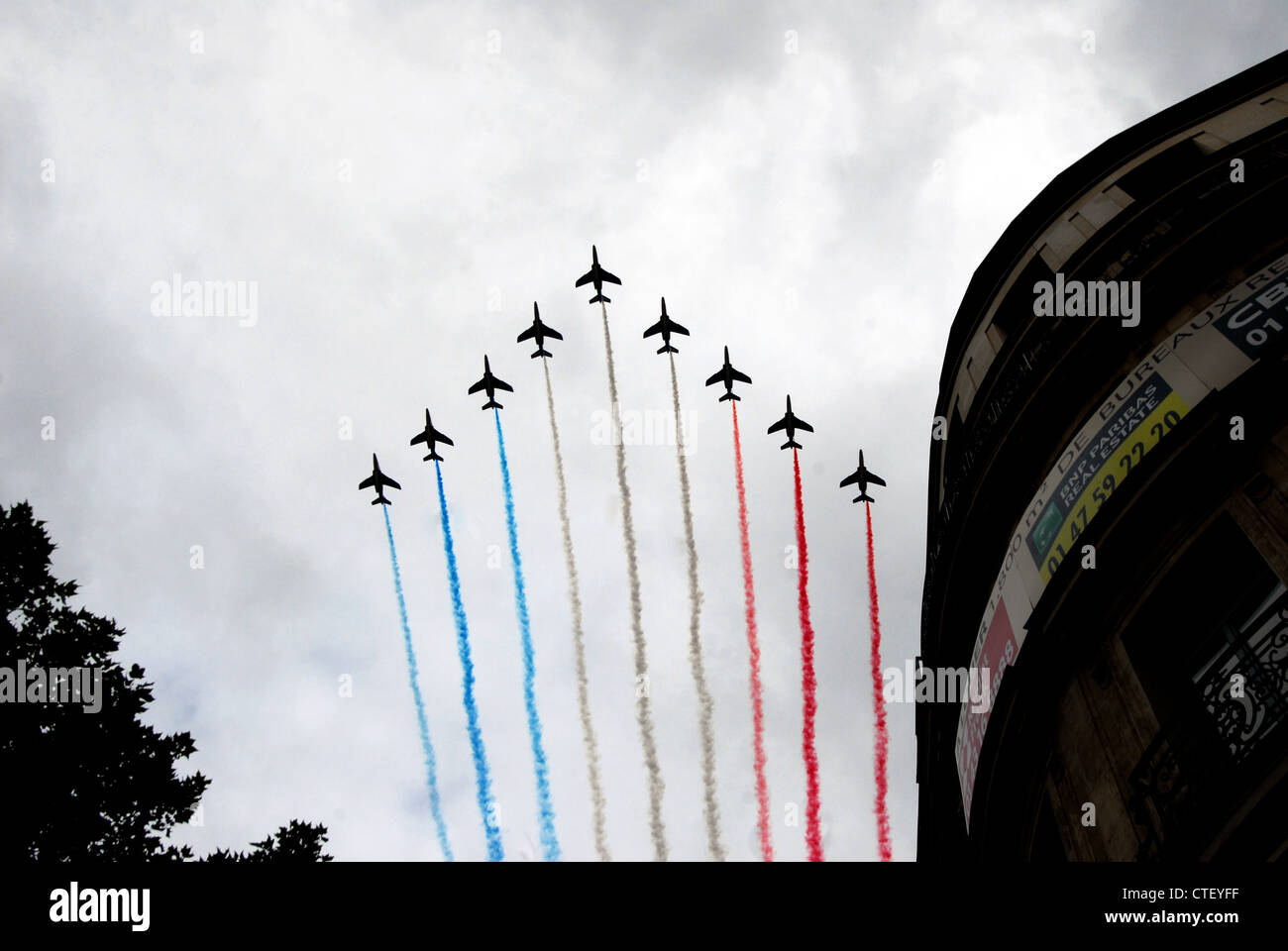 Il giorno della Bastiglia di Parigi Francia. Francese Air force getti volare in formazione oltre gli Champs Elysees. Foto Stock