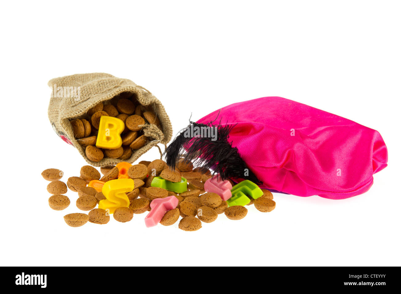 Olandese di Sinterklaas pepernoten e marzapane lettere con il cappello nero della Piet Foto Stock