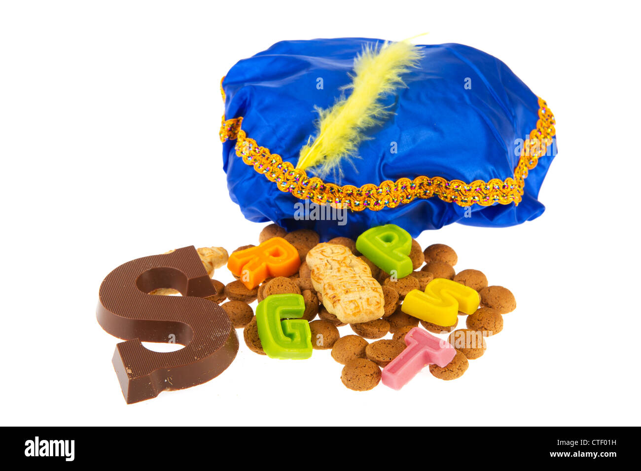 Olandese di Sinterklaas candy come pepernoten e lettera di cioccolato con il cappello nero della piet Foto Stock