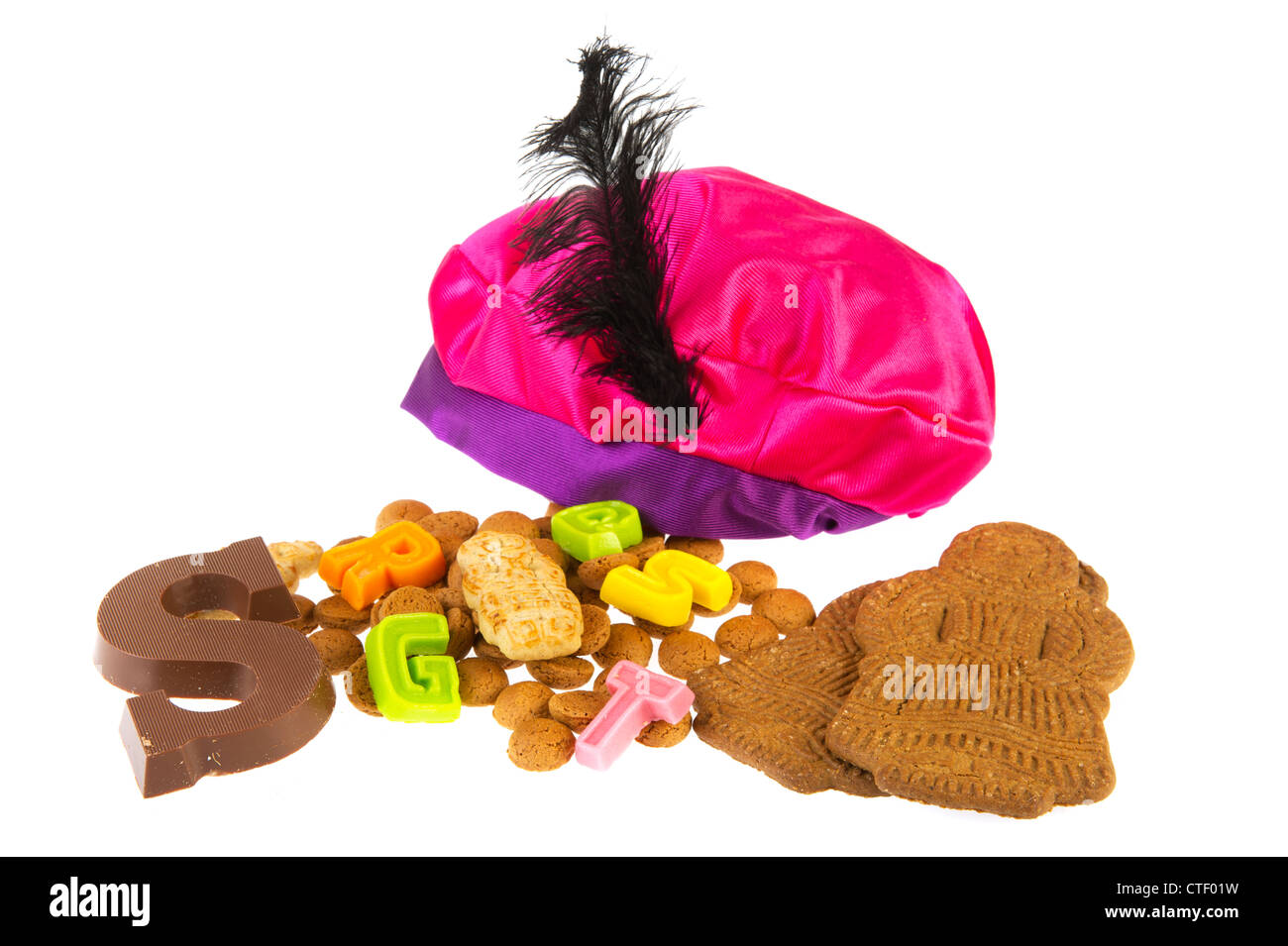 Olandese di Sinterklaas candy come pepernoten e lettera di cioccolato con il cappello nero della piet Foto Stock