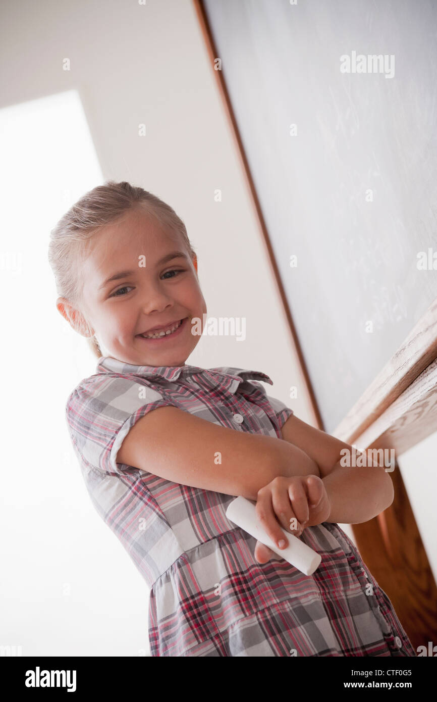 Stati Uniti, California, Los Angeles, Ritratto di schoolgirl holding chalk Foto Stock