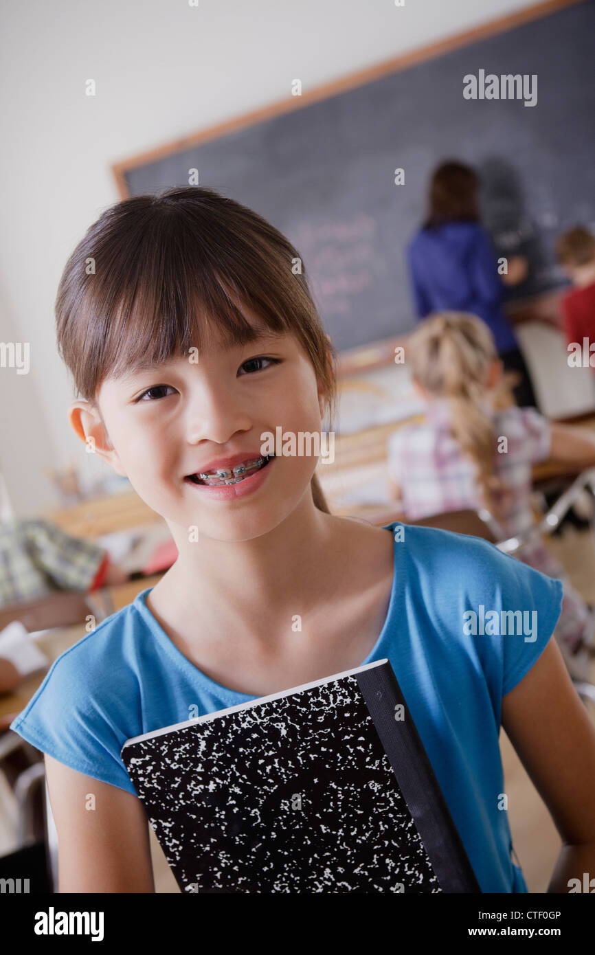 Stati Uniti, California, Los Angeles, Ritratto di schoolgirl holding notebook Foto Stock