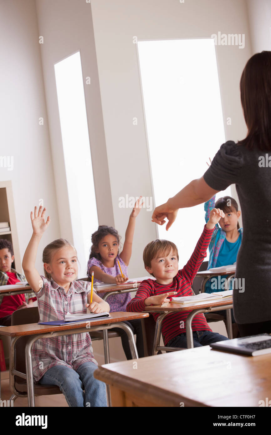 Stati Uniti, California, Los Angeles, gli studenti in aula alzando le mani Foto Stock