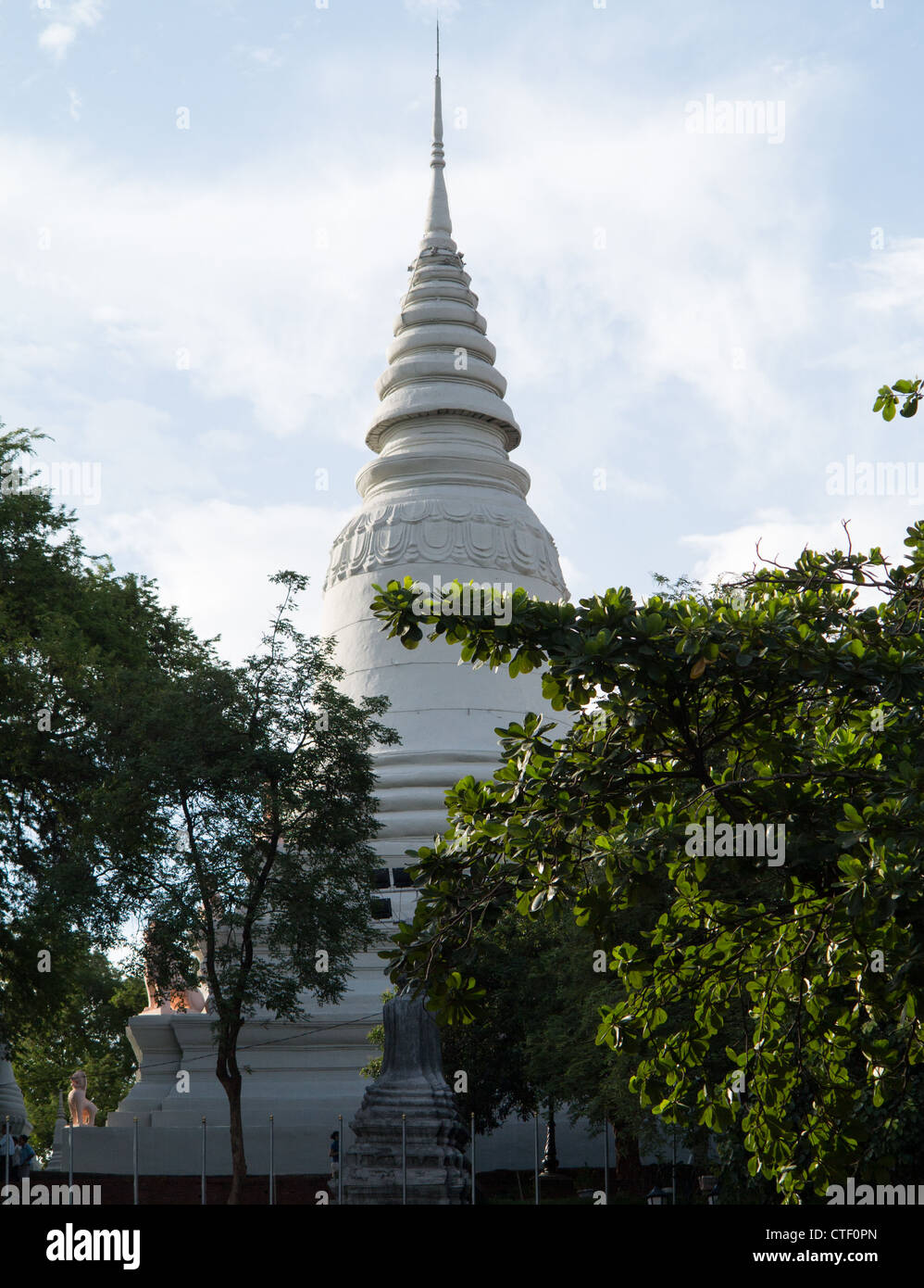 Stupa principale al Wat Phnom nella città capitale di Phnom Penh in Cambogia Foto Stock