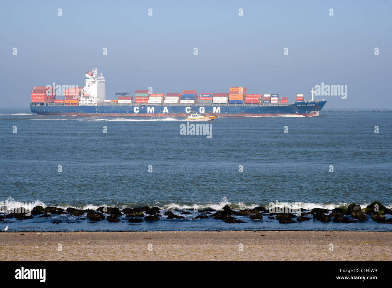 Contenitore nave entrando nel porto di Rotterdam Foto Stock