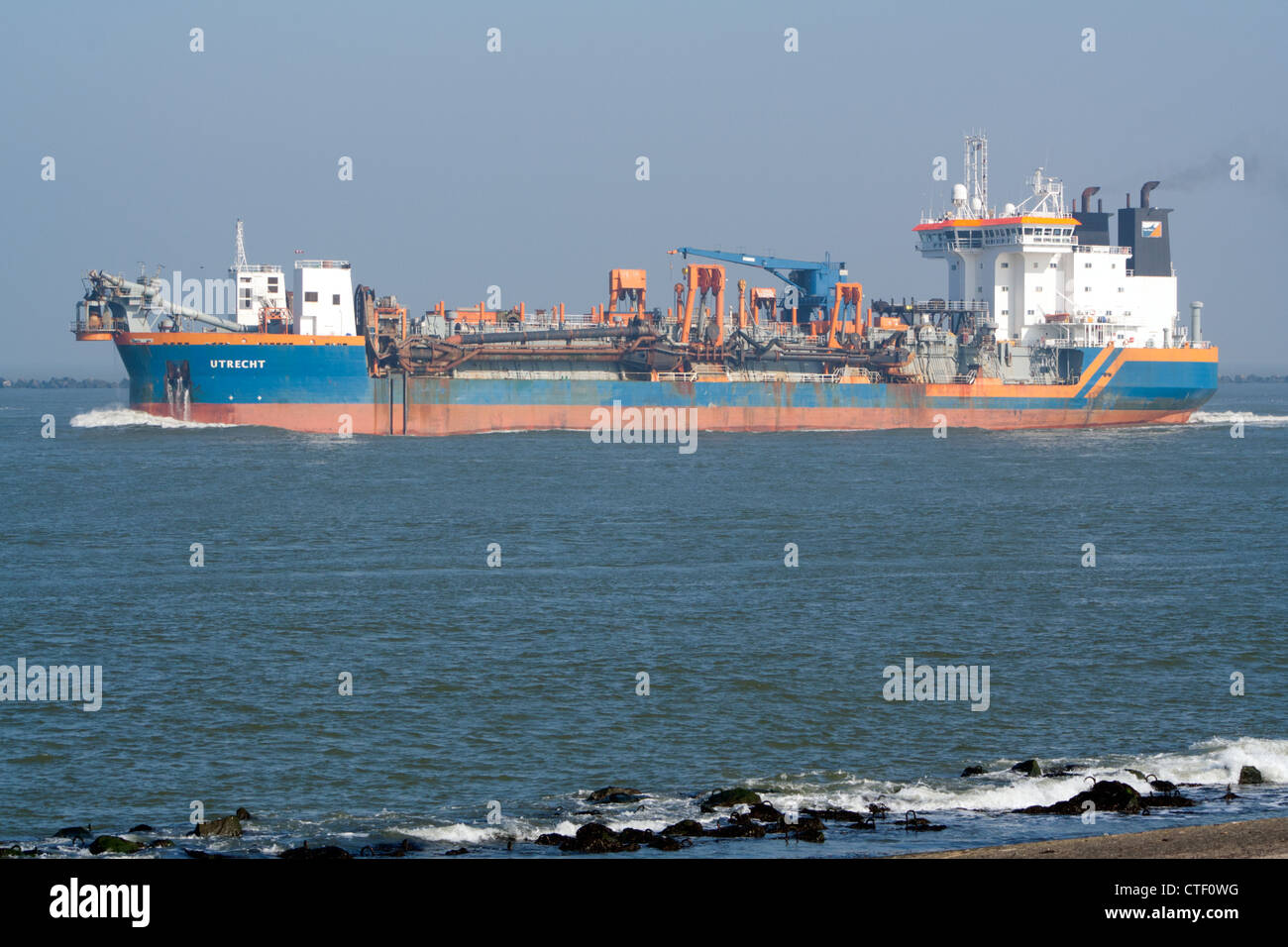 Nave industriale di lasciare il porto di Rotterdam Foto Stock