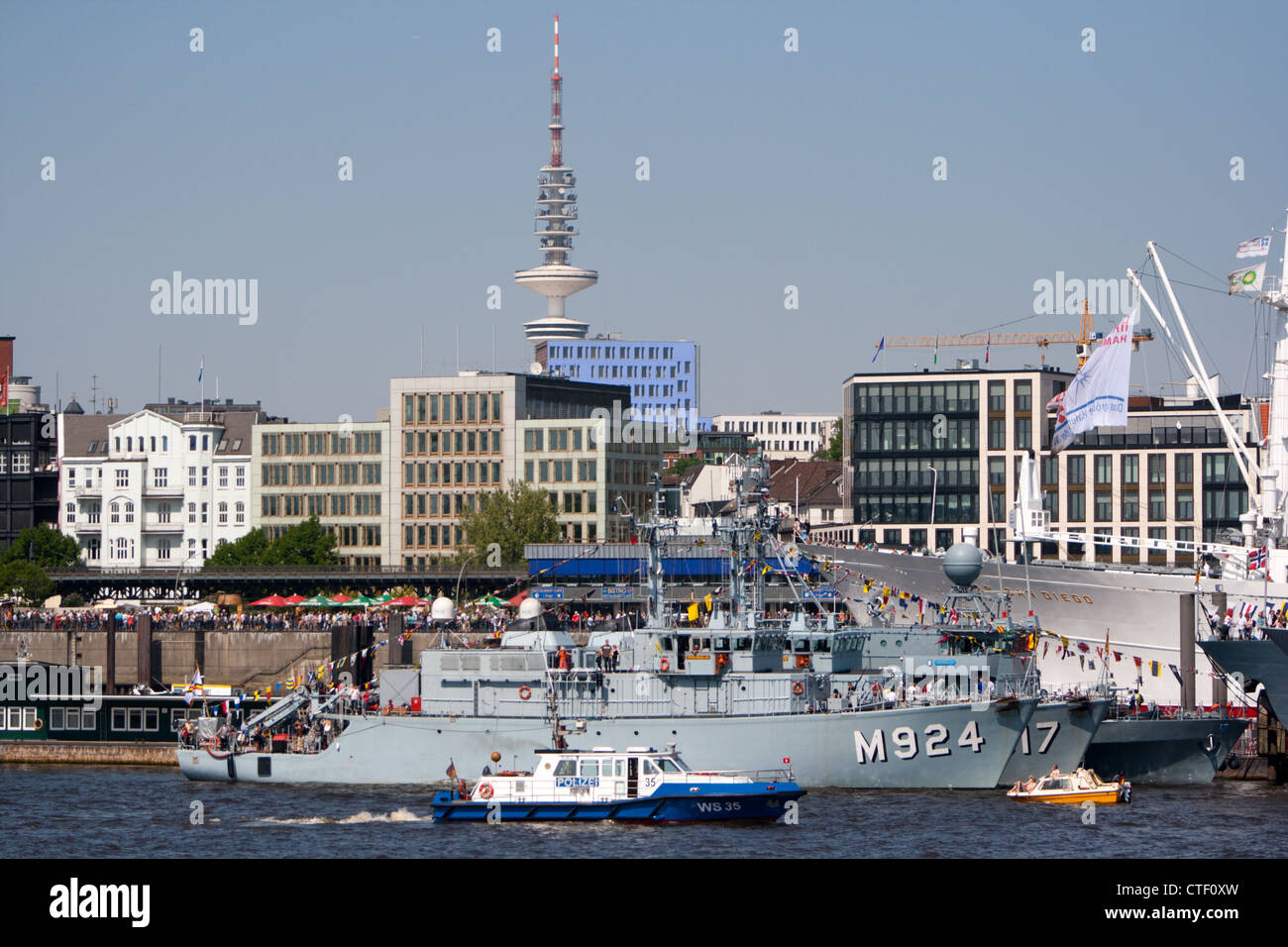 Marina militare tedesca nave nel porto di Amburgo, Germania Foto Stock
