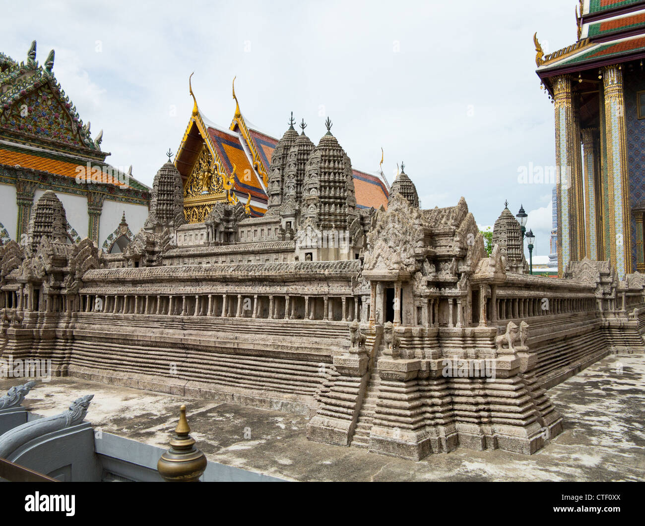 Il Grand Palace a Bangkok, in Thailandia con grandi statue ornati Foto Stock