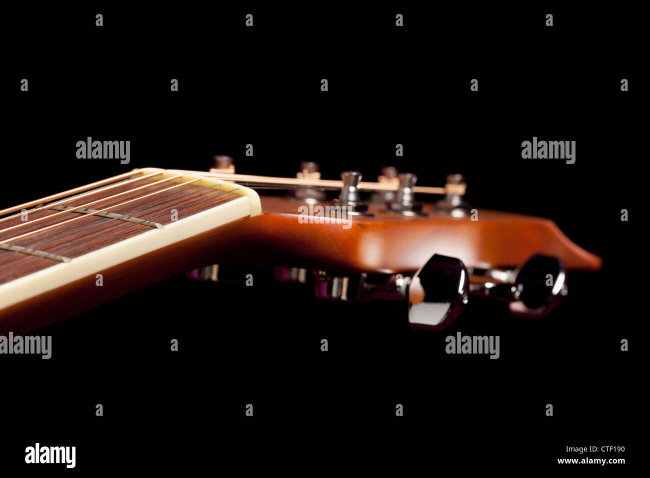 Macro abbattuto il fretboard di chitarra acustica con profondità di campo Foto Stock