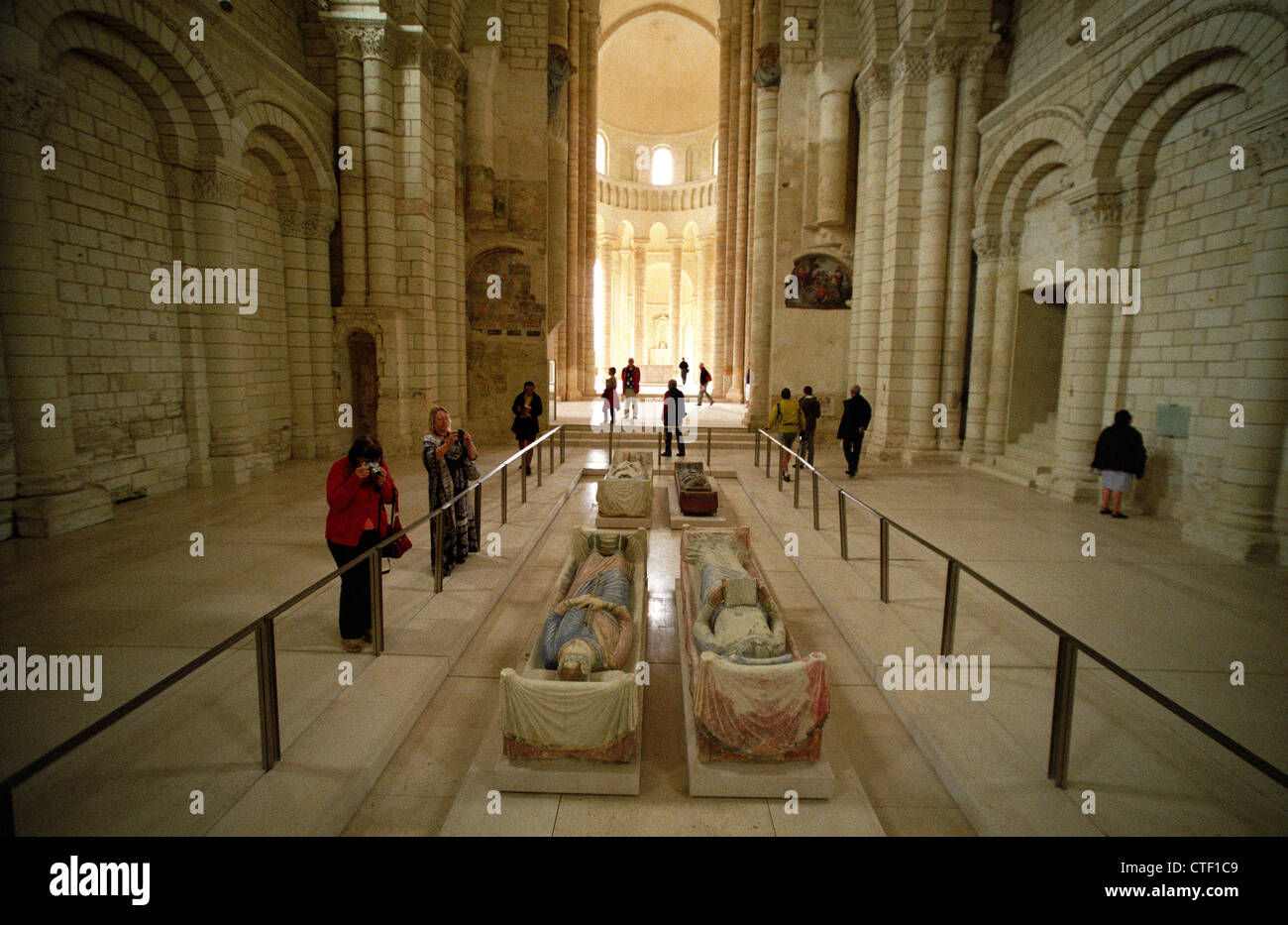 Fontevraud Abbey, Loire, Francia. Luglio 201.Le tombe della famiglia Plantagenet: Eleonora di Aquitania e Enrico II d'Inghilterra Foto Stock