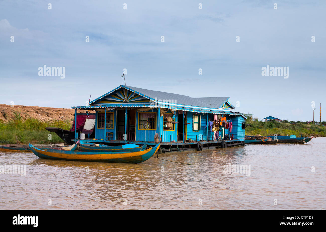Villaggio galleggiante sul lago Tonle Sap, Siem Reap, Cambogia con alcune case fatte da imbarcazioni Foto Stock