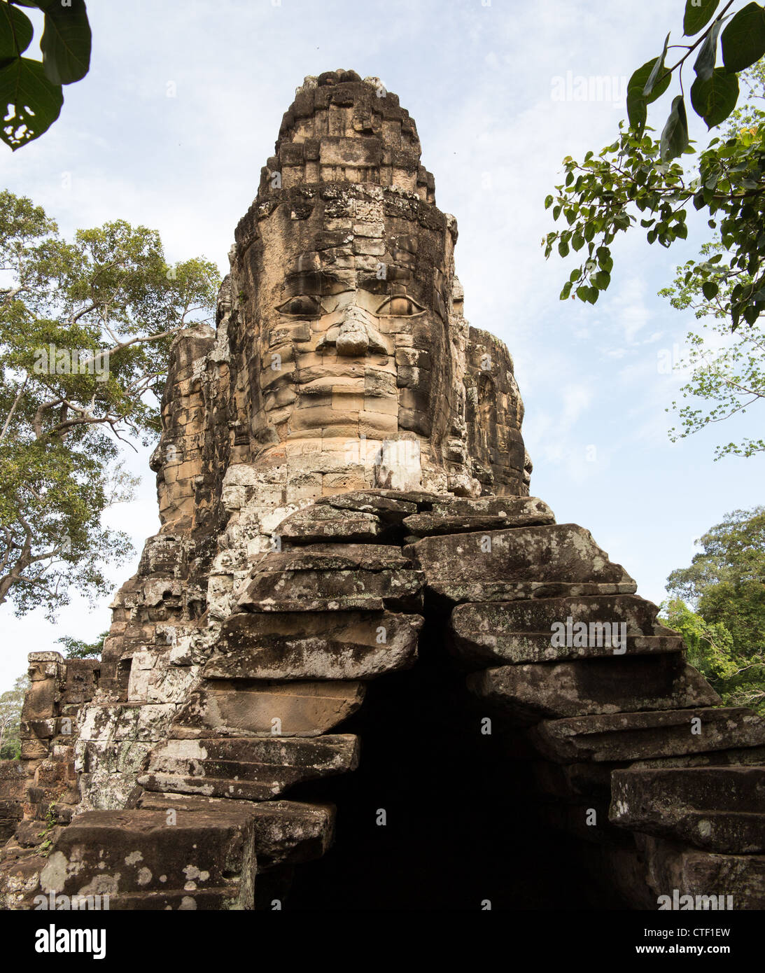 Pietra scolpita porta sud di Angkor Thom in Cambogia Foto Stock