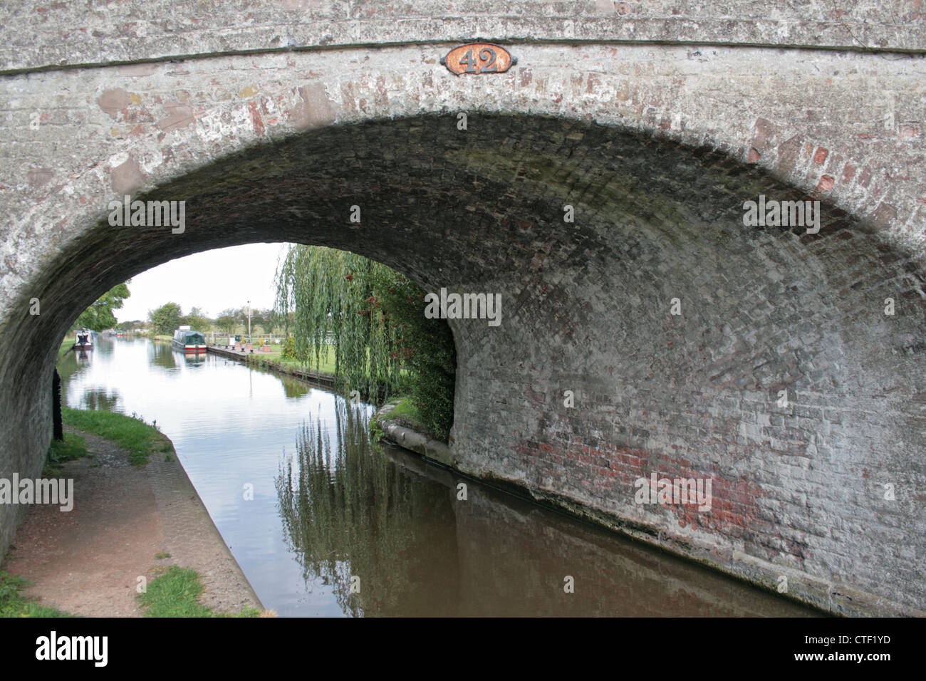 Ponte su acqua sul Shropshire Union Canal, al di fuori del Anchor Inn campeggio, Stafford, Staffordshire Foto Stock