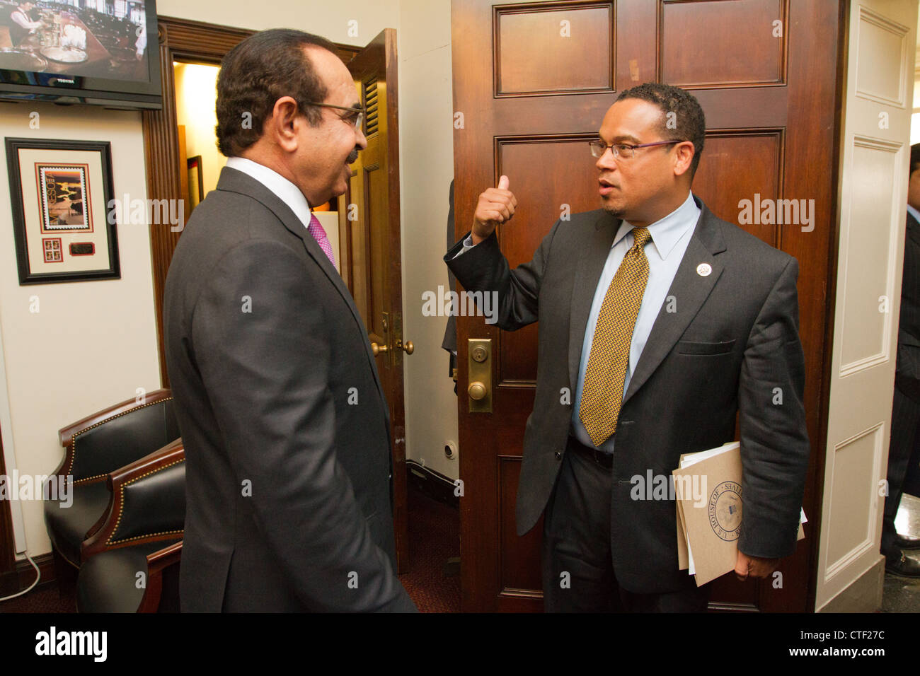 S.e. Lt. General Shaikh Rashed Bin Abdulla Al Khalifa, ministro degli interni si incontra con sost. Keith Ellison (D-MN) durante un'offic Foto Stock