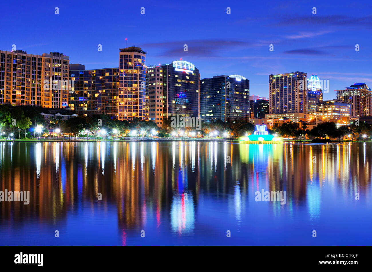 Skyline di Orlando, Florida da Lake Eola. Foto Stock