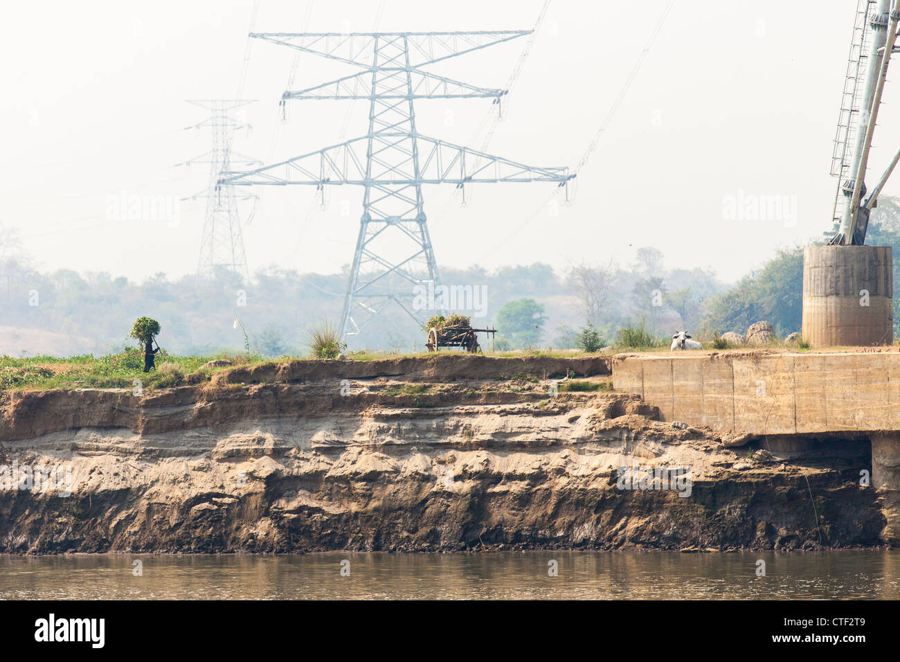 Agricoltura e linee di alimentazione sul fiume Irrawaddy vicino a Mandalay, Myanmar Foto Stock