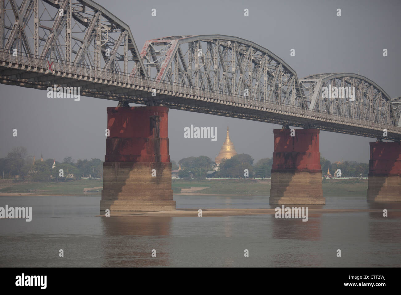 Ponte ferroviario oltre il fiume Irrawaddy vicino a Mandalay Myanmar Foto Stock