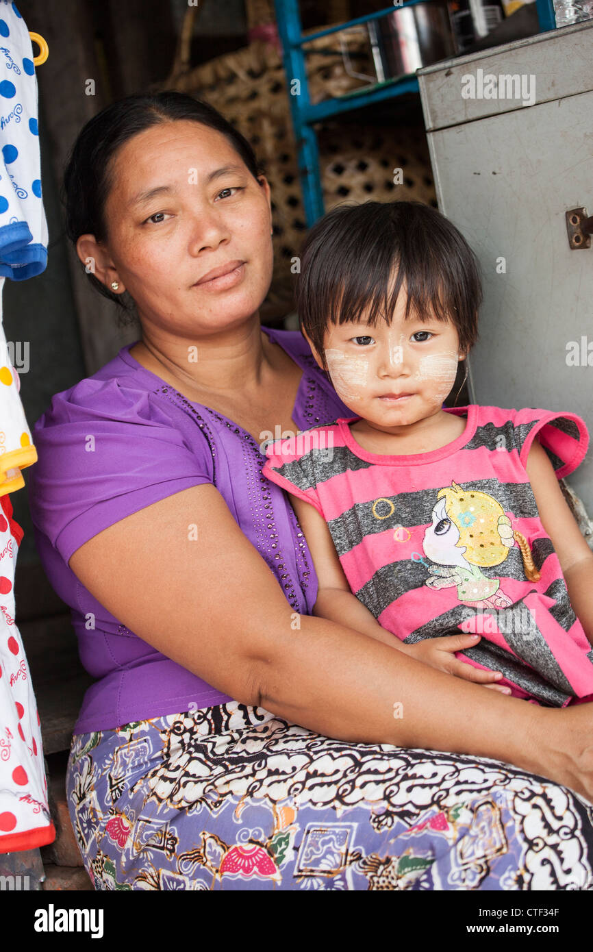 Madre e figlia giovane a Mandalay, Myanmar Foto Stock