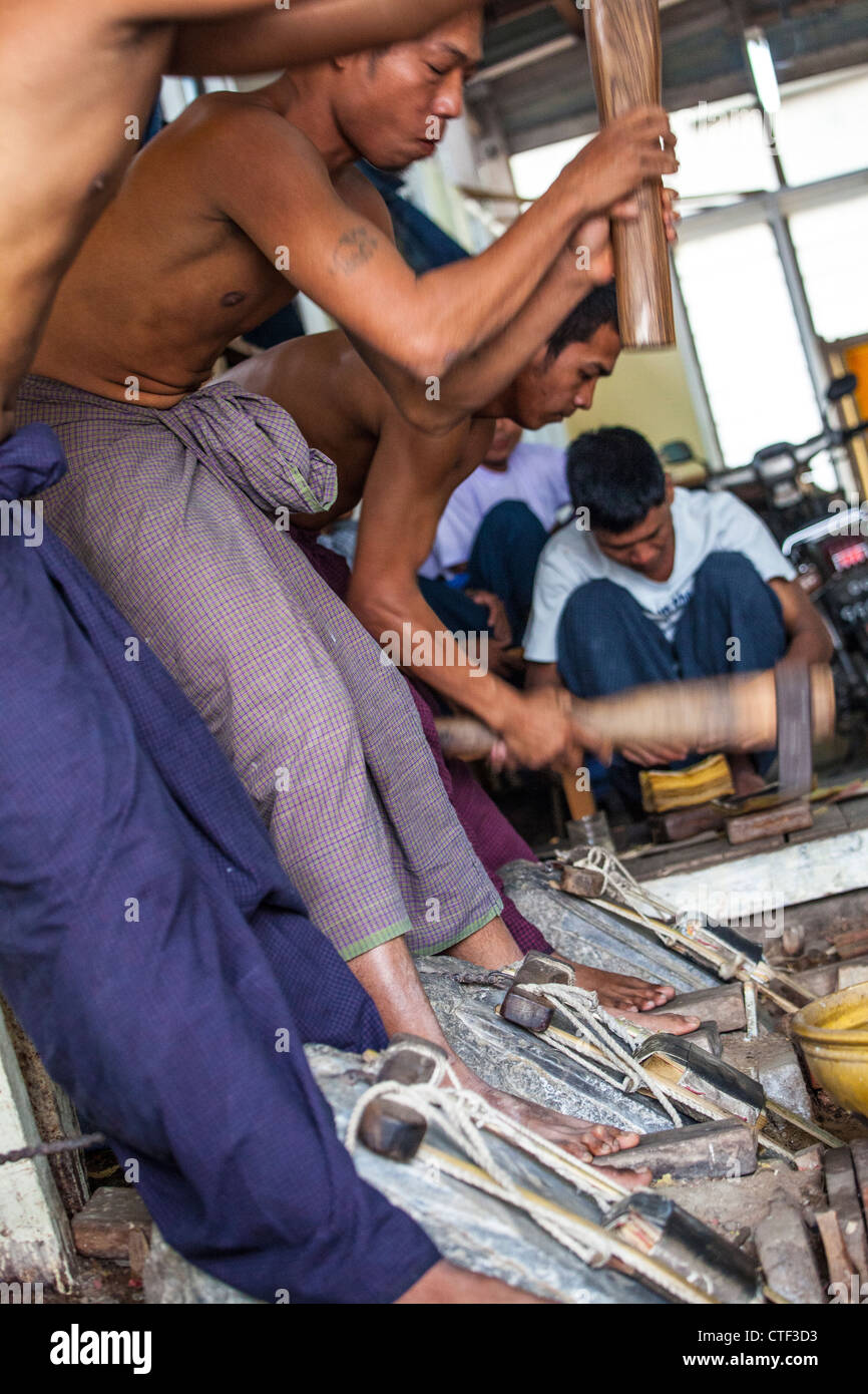 Re Galon foglia oro in officina e magazzino, Mandalay Myanmar Foto Stock