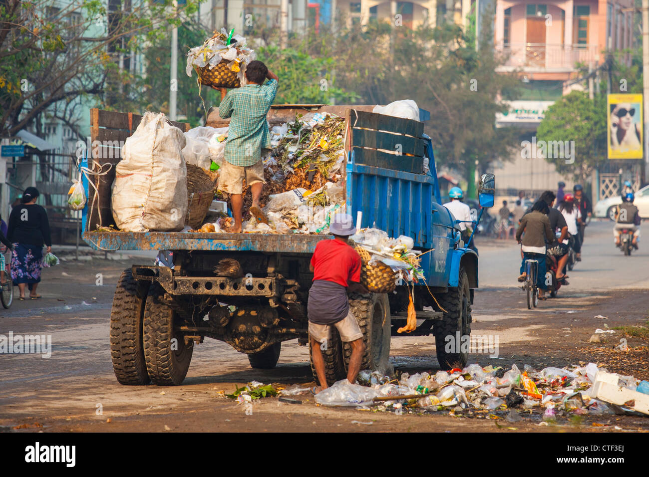 La procedura di garbage collection in Mandalay, Myanmar Foto Stock