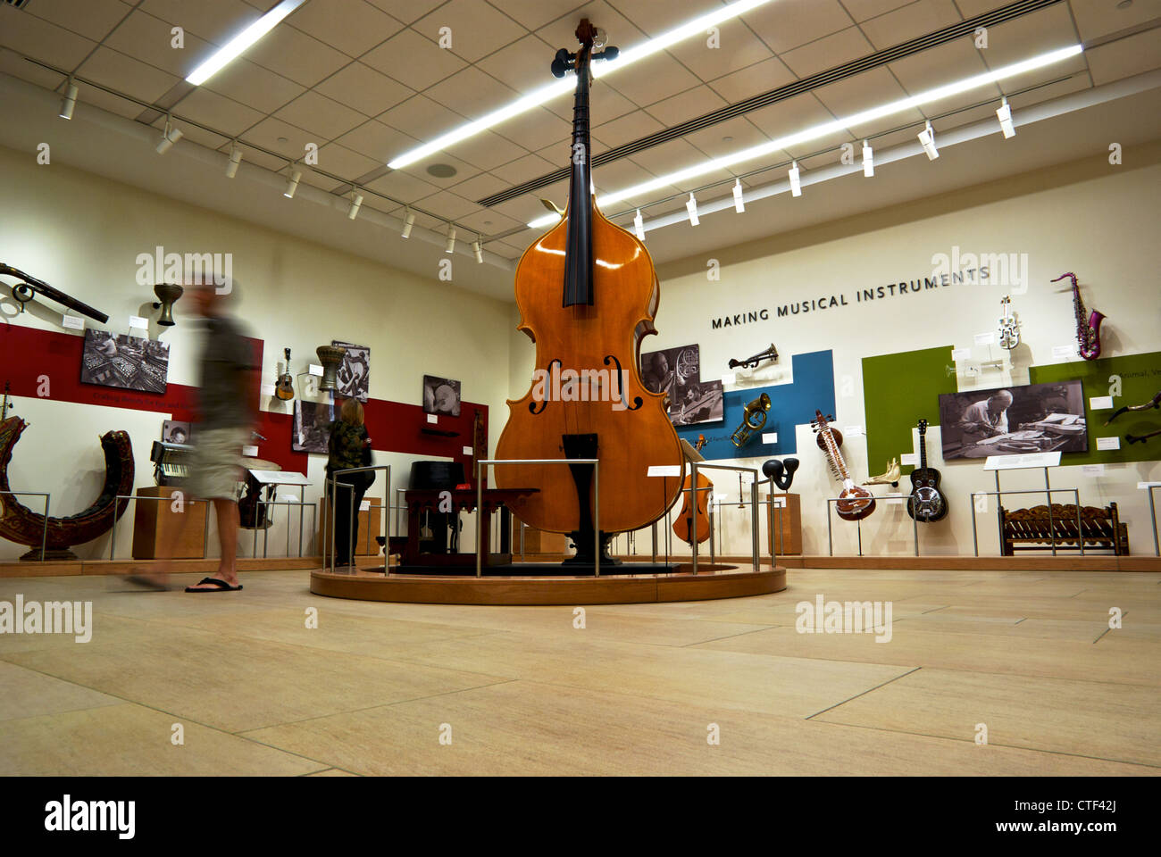 Visitatore in motion blur strumenti musicali visualizzare Museo degli Strumenti Musicali Scottsdale AZ Foto Stock