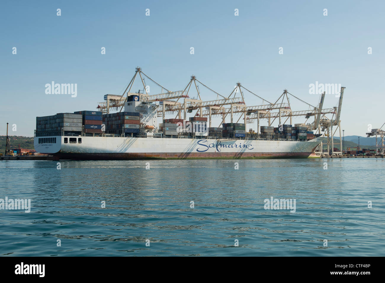 Una nave portacontainer nel porto di Capodistria Foto Stock