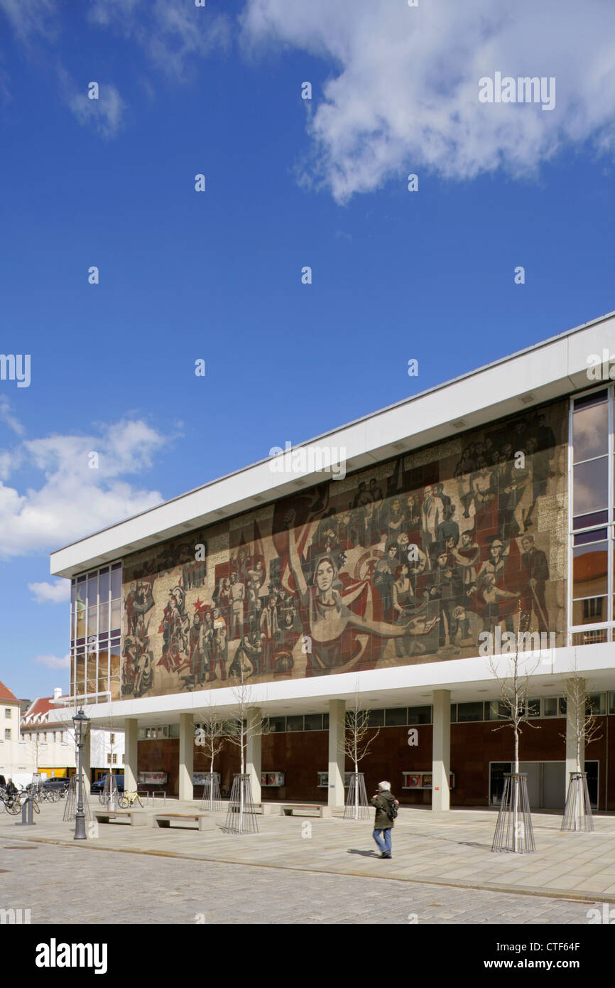 Grande realismo socialista mosaico su il Soviet-costruito Palazzo della Cultura o Kulturpalast, Dresda, Sassonia, Germania. Foto Stock