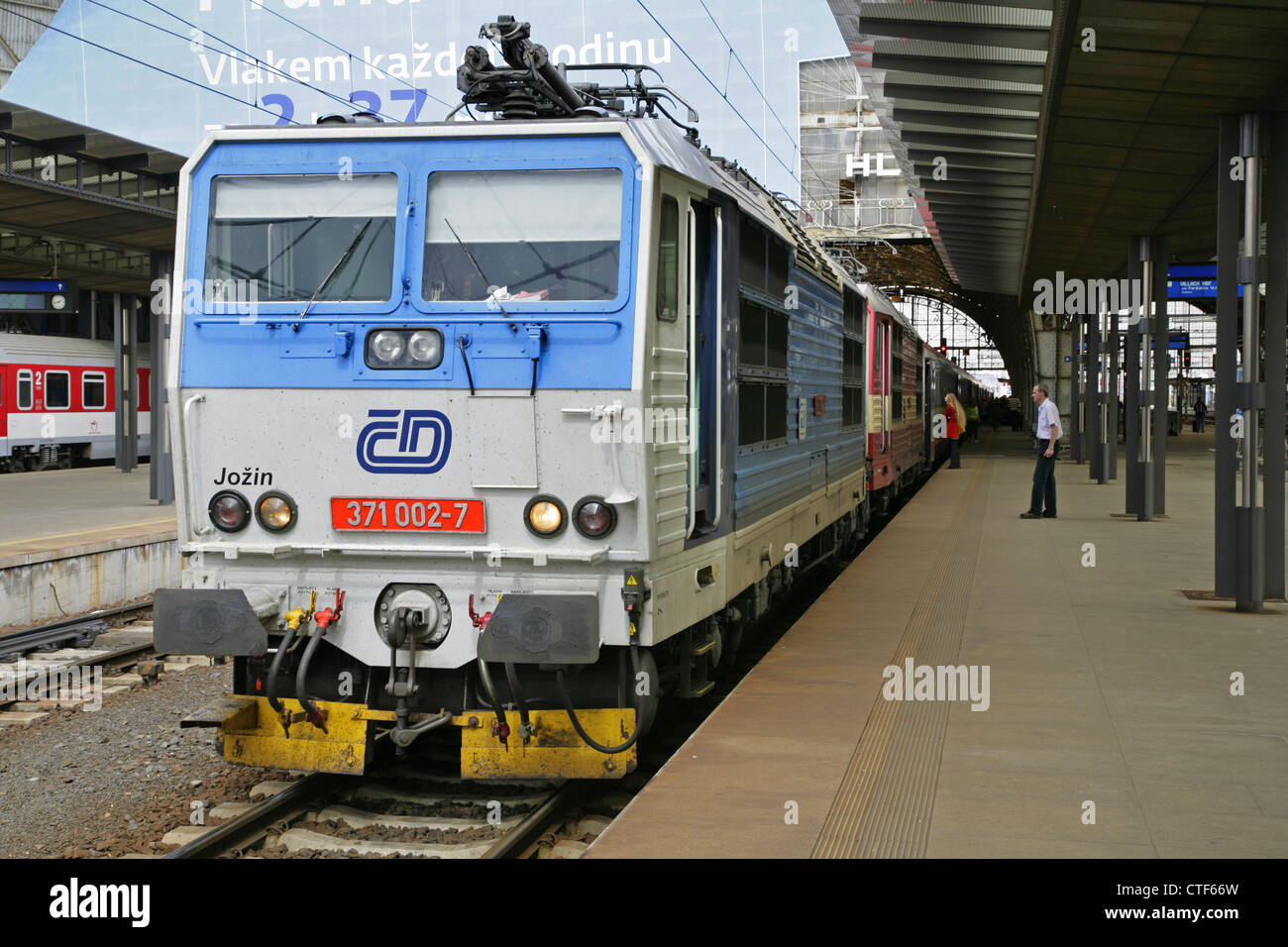Le ferrovie ceche classe 371locomotiva elettrica in attesa alla stazione centrale di Praga, Repubblica Ceca. Foto Stock