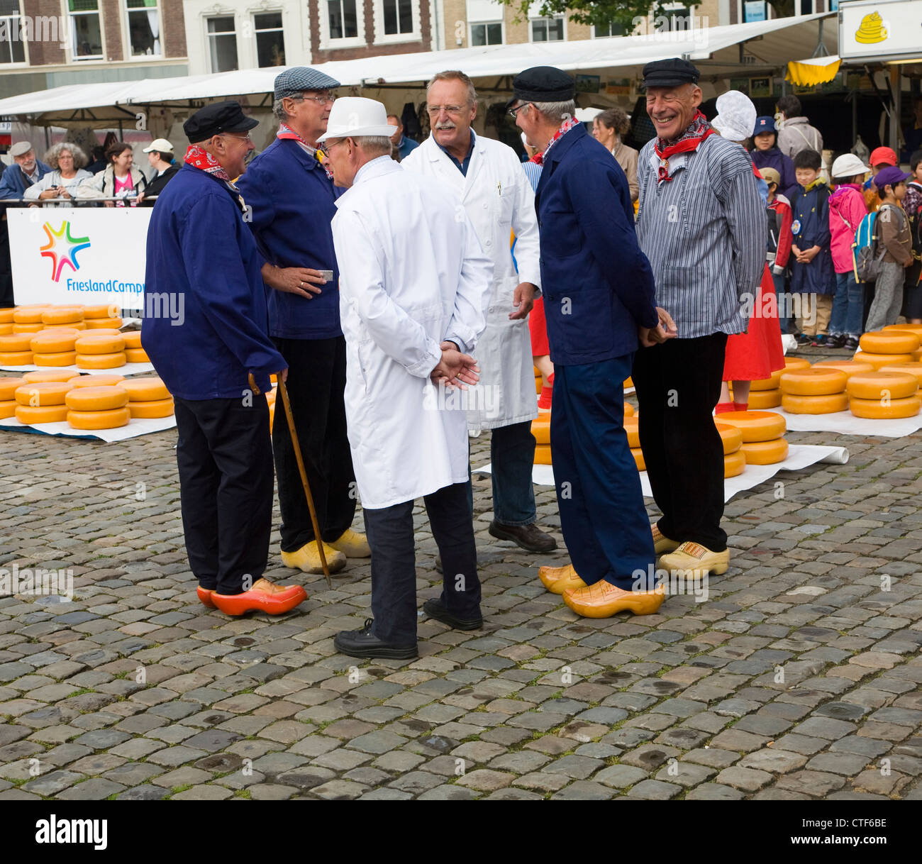 Il mercato dei formaggi di commercianti che indossa gli zoccoli Gouda, Paesi Bassi Foto Stock