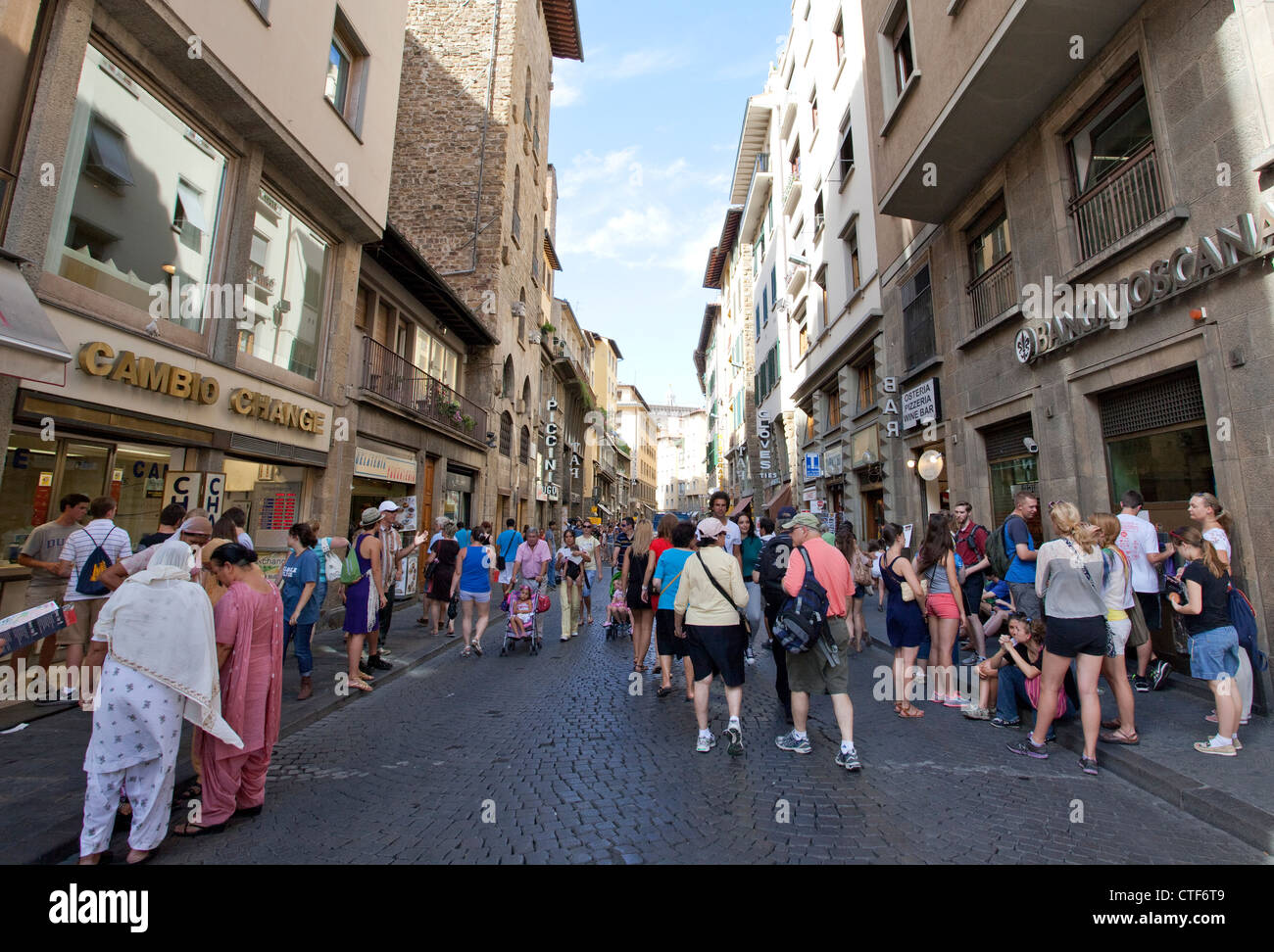 I turisti in strada vicino a Ponte Vecchio, Firenze, Italia Foto Stock