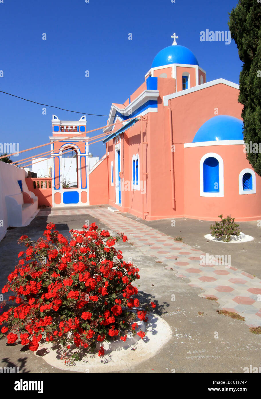Coloratissima chiesa ortodossa con architettura tipica e cupola blu di Oia - Santorini Island, Grecia Foto Stock