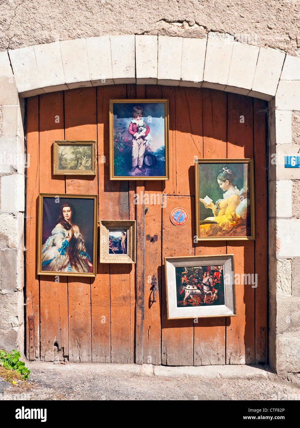 Vecchia casa a schiera con dipinti incorniciati sulla porta del garage - Francia. Foto Stock