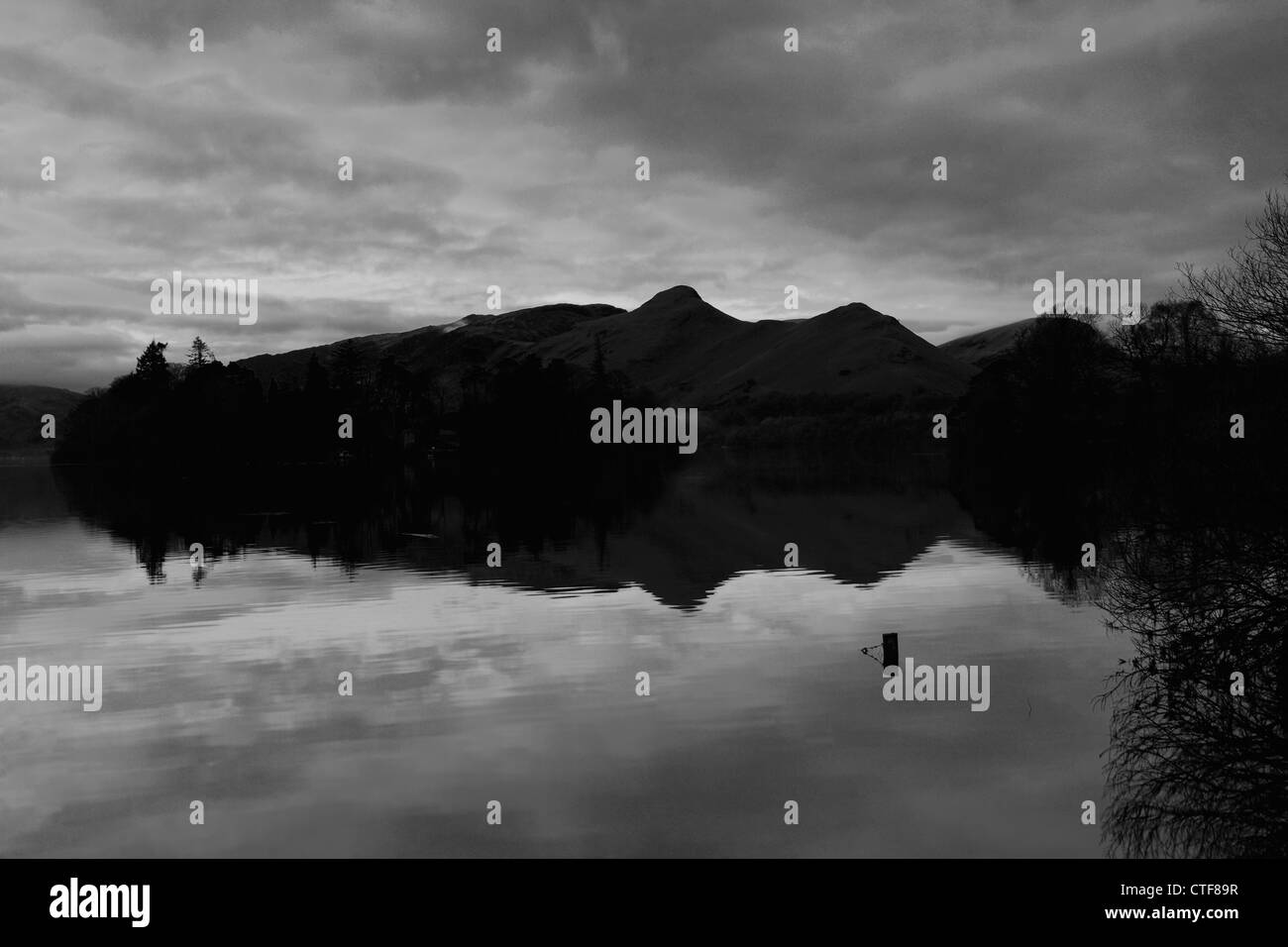 Immagine in bianco e nero di Cat campane Fells riflessa nel lago Derwentwater, Keswick, Parco Nazionale del Distretto dei Laghi, Cumbria, Inghilterra Foto Stock