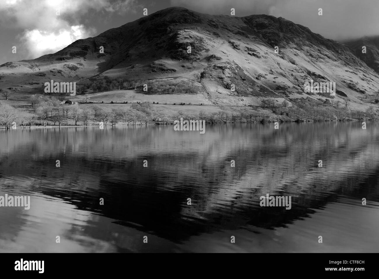 Immagine in bianco e nero del Buttermere fells riflessa in Buttermere, Parco Nazionale del Distretto dei Laghi, Cumbria County, Inghilterra Foto Stock