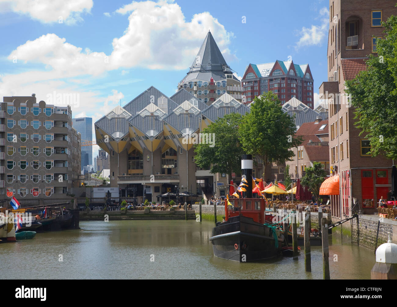 Imbarcazioni storiche e ristoranti sul lungomare, Oude Haven, Rotterdam, Paesi Bassi Foto Stock